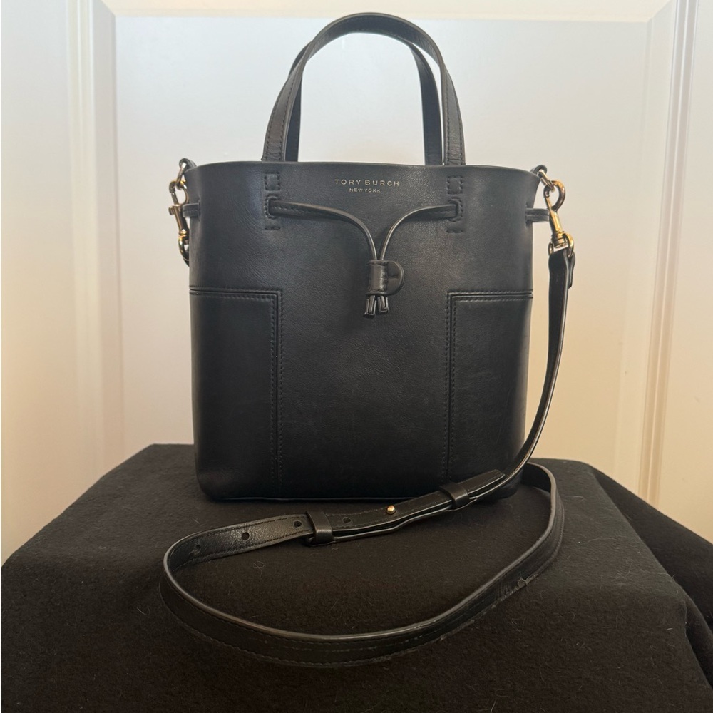 Tory Burch Block T small bucket bag black